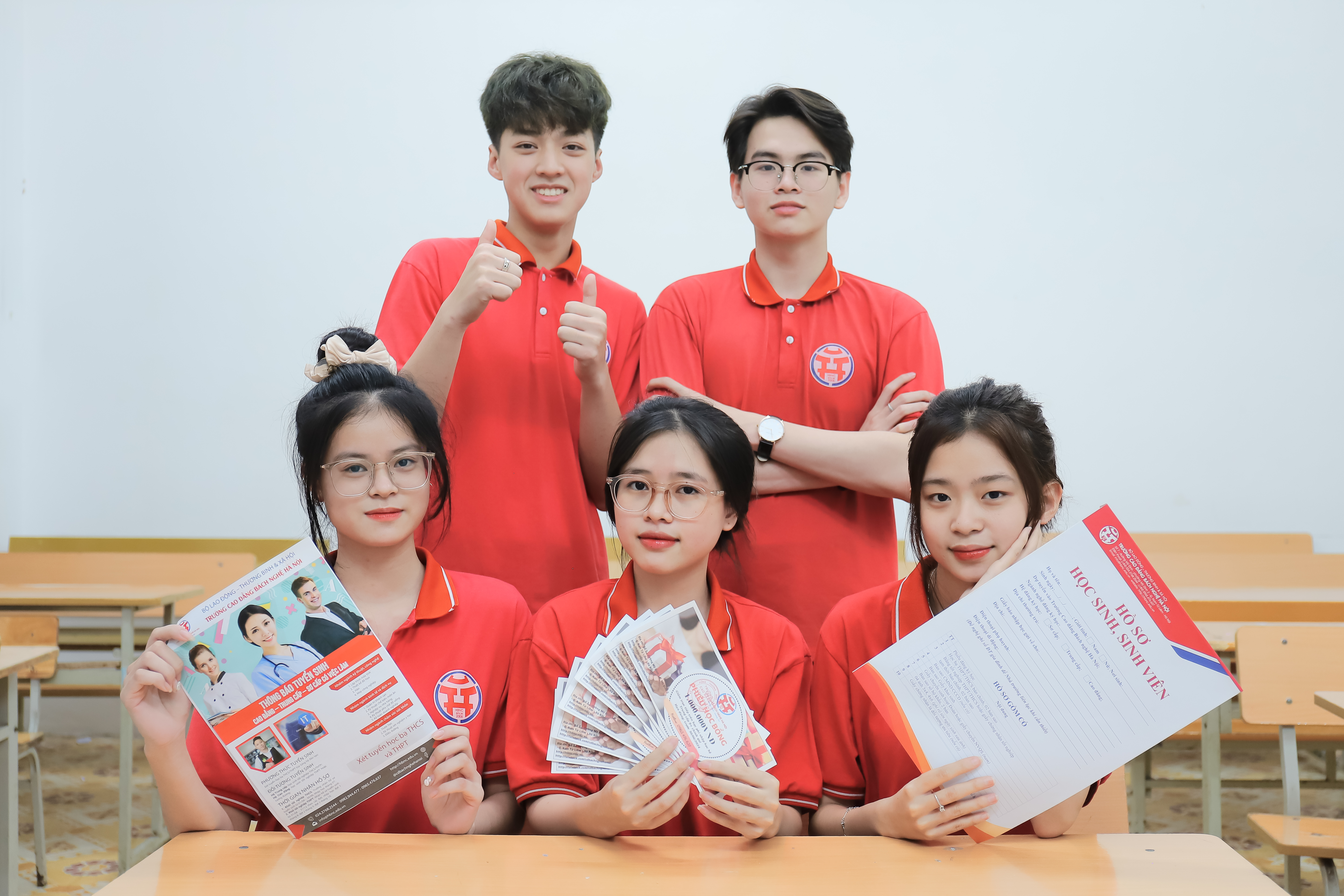 Sinh viên giới thiệu tài liệu tuyển sinh