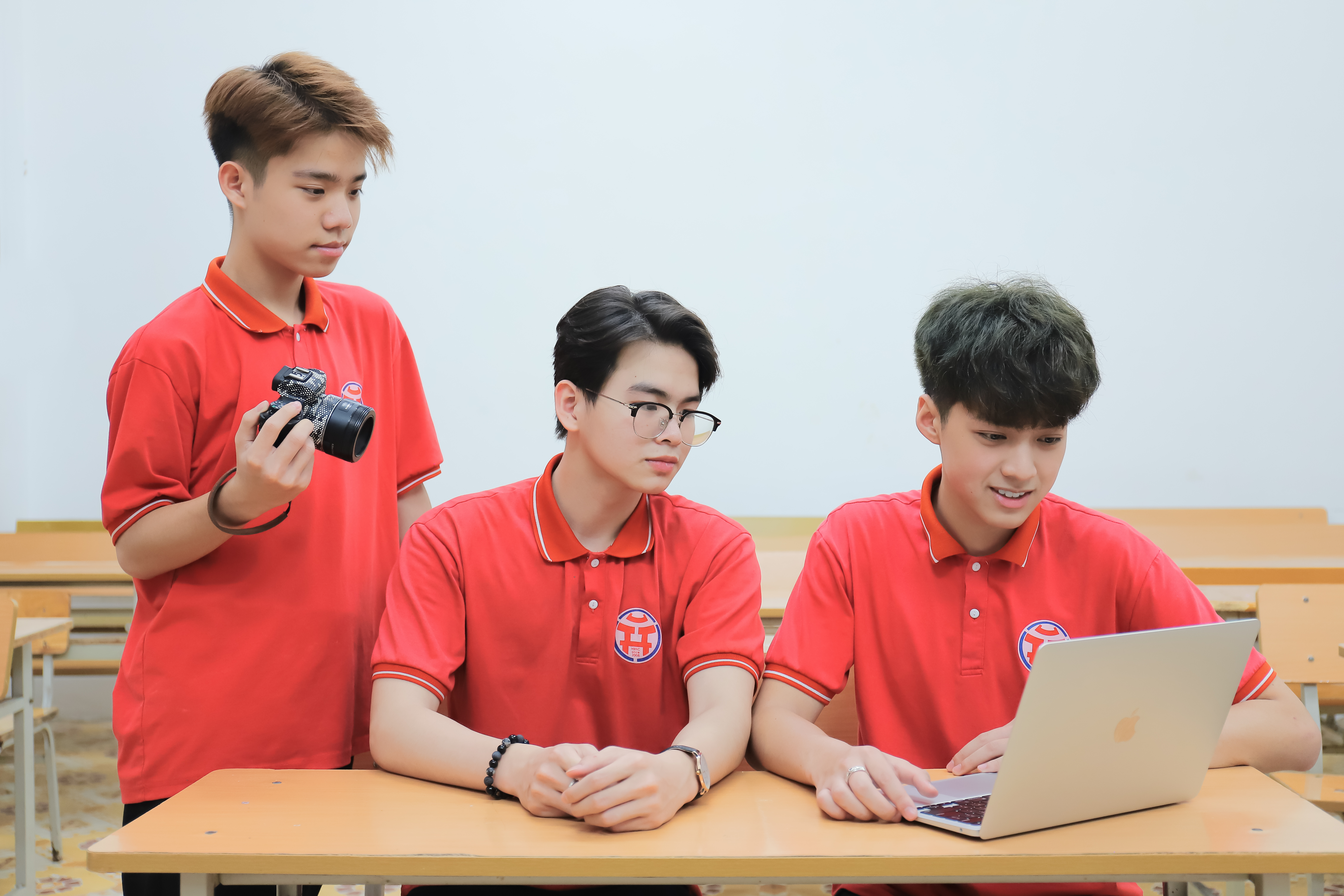 Sinh viên thực hành với laptop và máy ảnh